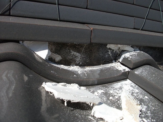 古い漆喰を叩き割って撤去